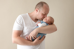 Vater küsst sein neues Baby
